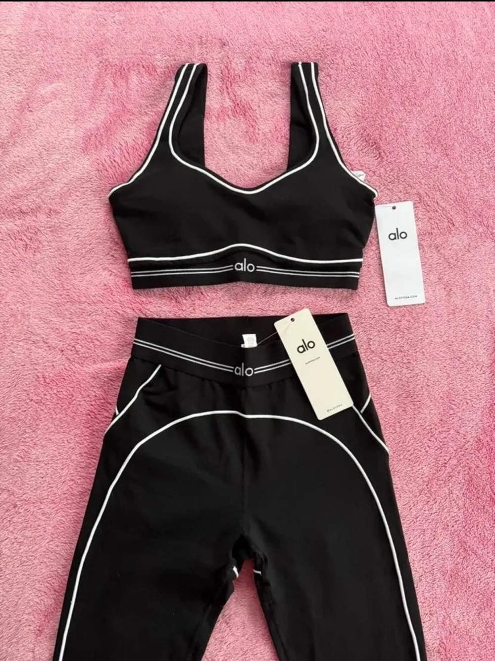 1:1 Alo Yoga Black Heart Throb Sports Bra and Leggings Set